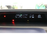 大きく表示されるデジタルメーターは、瞬時に車速が確認できます。インフォメーションディスプレイではHVシステムの現状況などが一目で確認できます。地球に優しく運転すると、ガソリン代の節約にもつながりますよ
