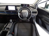 革巻きステアリングで快適な操作性の運転席です。