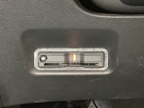 ハンドルの左下にETCがついています。高速道路の料金所の通過も楽々です。 カードの取り出しもしやすい場所についています。