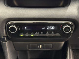 お好みの温度に設定すれば、車内の温度を検知し自動で調整してくれるオートエアコン!暑い、寒いと何度もスイッチを操作しなくても済みます☆☆