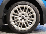 BMW純正アルミホイールです。納車時にはアルミホイールコーティングも承っております!是非ご検討下さいませ。