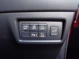 運転席の手元には、駐車時に周囲を映すカメラや荷室の扉などのスイッチがまとまっています。必要な機能へ手を伸ばしやすく、発進前や駐車時の操作を整理することで、運転者の確認作業を助けます。