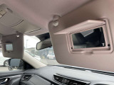 運転席と助手席にはバニティーミラーが装備されております。