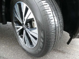 スタイリッシュな切削光沢デザインの純正アルミホイール。タイヤサイズは235/60R18。製造2022年製。劣化がございます。交換もご相談ください。