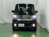 ディスチャージヘッドライト【HID】を装備していますのでとても明るく、夜間の走行や雨の日も安全・安心です。オートライトコントロール付きで周囲の明るさに応じて自動で点灯・消灯します。