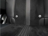 ◆ISOFIX◆シートベルトいらずでチャイルドシートと固定金具を連結するだけでガッチリ固定できます。