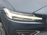 【LEDヘッドライト】ハイビームを先行車や対向車にあてず、その両サイドではハイビーム照射を維持。見える範囲が段違いに広くなりました。北欧神話に登場するトールハンマーをモチーフにデザイン。