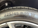 純正18インチアルミホイール。フロントは225/45R19