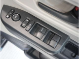 【電動格納ドアミラー・全席パワーウインドウ・パワードアロック】車内からのミラーの調整と格納、ドアガラスの上げ下げが可能(運転席挟み込み防止機構付)