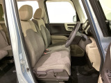 女性でも運転がしやすいように、シートの高さ調整機能(シートリフター)がついています。運転席と助手席の間が空いている為、助手席側への移動がスムーズです。交通量の多い道でも助手席側から乗り降りができます。