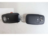 スマートキー2個有ります。ドアの開錠施錠はドアノブに触れるだけ。センサーが感知して開錠施錠をしてくれます。