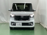 LEDヘッドライトを装備しています。LEDヘッドライトはとても明るく、雨の日や夜間走行も安全・安心です。オートライトコントロール付きで周囲の明るさに応じて自動で点灯・消灯します