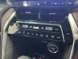 オートエアコンは温度を設定するだけで、自動で風量などを設定してくれます。運転しながら操作も必要ないので、安全性も向上します。