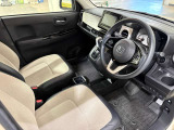 運転席は大きな座面と包み込むような背もたれが身体全体を支えます。上質なシートを採用し長時間の運転やコーナーの多い道も快適です。座ったときの頭上スペースも余裕たっぷりでロングドライブも楽チンです♪