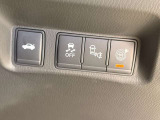 トランクオープナーやVDCオフ、先進の運転支援システムのスイッチ類を使いやすくレイアウト。ドライバーの意思で各機能をスムーズに切り替え可能です。