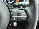 ◆アダプティブクルーズコントロール◆予め設定した車速内でクルマが自動的に加減速。前走車との適切な車間距離を維持しながら追従走行します。【LKAS】車線維持支援システムでステアリング操作を支援。