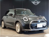 MINIのフロントグリルのデザインはイギリスで生まれた当初から、シルバーのサイドバーが折り重なった伝統的なデザインで御座います。その伝統はBMWのお車になってからでも少しずつ形を変えて守られております