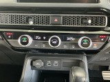 【左右独立オートエアコン】左右席で独立温度コントロールが可能です。運転席はキンキンに冷やして助手席はマイルドにと言った設定が可能です☆暑さ寒さでケンカすることもなくなりますね♪