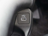 ◆USB入力端子◆USB接続、スマートフォンの充電等にも便利なUSBチャージャー。使いやすい場所に装備されています。