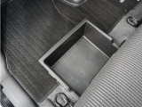 ◆シートアンダートレー◆置靴などをすっきりとしまえる収納が助手席の下にございます。取り外して、手軽にお手入れもできます。