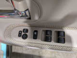 パワーウィンドウのスイッチですよ。運転席に居ながら窓を開け閉めのコントロールできます。