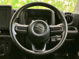 握りやすさに配慮した形状で、メーター類を見渡しながら運転姿勢を整えやすい配置です。手元にまとまり、日々の運転を自然にサポートします。