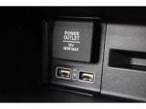USBソケットがついていますのでコードを繋げばスマートフォンなどの充電が出来ます!