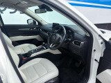 白いレザーシートや内装のアクセントが目を引く内装デザイン。運転席は体を支える形状と、ペダルを踏みやすい着座姿勢に配慮しています。長い移動でも姿勢を保ちやすく、視線や手足の動きを整えて運転に集中できます