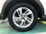 【純正アルミホイール】です!車両デザインに合わせてホイールをデザインしているため、見た目にもカッコイイ!アルミホイール。洗車もラクチンでスチールホイールのように錆ません。