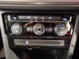 3ゾーンフルオートエアコンを装備。運転席と助手席、後部座席がそれぞれ独立して温度の設定ができます。