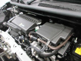 専用スタッフがエンジンルームの汚れをきれいにクリ-ニングしています。