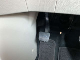 パーキングブレーキは、足踏み式です。