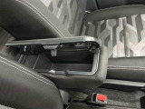 長距離ドライブに便利なアームレスト付きです。収納スペースも確保しています。