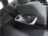 休憩時のちょっとした小物置きに使える、前席背面の格納式テーブルです。