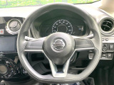 インテリアに合わせたデザインのステアリングは、運転される方のことも考え、運転しやすい形状、大きさです。是非一度、実際に触ってお確かめください。