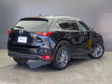 スタイリッシュなリアビューが魅力のCX-5です。すっきりとしたデザインと落ち着いたブラックカラーで、都会的で洗練された印象を与えます。