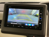 リバースギアに入れるだけで後方の表示へ切り替わります。夜間や雨の日の駐車も楽になりますよ。