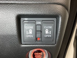 リアドアは乗り降りに便利な両側電動スライドドアです。また運転席に座っていながらスイッチ操作で自在にスライドドアを開け閉めできます。