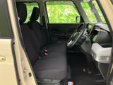前席は視界が広く、運転席と助手席の座面や背もたれもゆったりとした印象です。落ち着いた色合いのシートに囲まれ、乗り込んだ際もすっきりと過ごせる空間です。