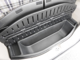 ★フロアアンダーボックス★見えない場所に荷物をすっきり収納でき、車内を整理整頓できます。普段使わない洗車道具などを収納しておくと便利です!