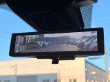 車両後方のカメラ映像をミラー面にクリアに映し出すインテリジェント ルームミラー。後席の乗員や荷物で視界が遮られるシーンでも、後方の状況をしっかりと確認できます。