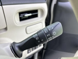 スムーズな操作感を実現したウインカーレバー。安全な走行をサポートします。視認性の高いデザインも特徴です。