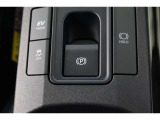 電動パーキングブレーキを搭載。スイッチ操作でパーキングブレーキを作動・解除することが可能ですので、操作の力が不要ですよ♪