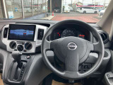 使いやすく安全な操作性と良好な視界を実現した運転席!
