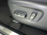 電動パワーシートはボタン一つで細やかな調節が可能ですよ。 意外に力が要るシートの移動もラクラク、思い通りのポジションが見つかります。