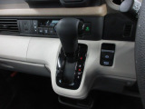 インパネシフトだから視線の移動も少なく足元もスッキリ。運転席もゆったりしているのでゆとりを持ってドライブできますね。