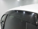 クルマと一体感がある.デザインのプラスチックバイザー 雨の日でも車内の換気ができます。