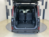 3列シートを畳むと沢山の荷物が積めます。スペースを広く有効にご活用いただけます。