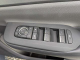 パワーウィンドウのスイッチですよ。運転席に居ながら窓を開け閉めのコントロールできます。