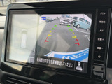 後方の映像に加えて進路の目安が表示され、駐車時の後方確認をサポートします。車両周辺にも目を配りながら操作でき、駐車場での切り返しや車庫入れに役立つ装備です。